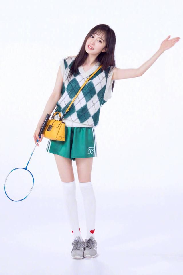 杨幂为显高穿一双“筷子鞋”，没人关注身高，发型却被吐槽显老