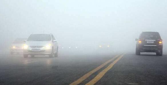 高速上突然下起暴雨，到底是打开雾灯还是双闪？很多车主都弄错了