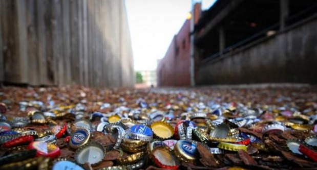 坚持40年往小巷扔瓶盖，50米小巷已成著名景点，引无数人拍照