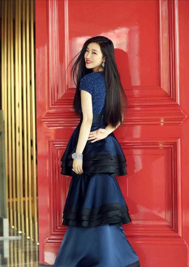  『气质』菅纫姿本就是气质丽人，挑战一条蓝色蛋糕连衣裙，凸显出女神气质