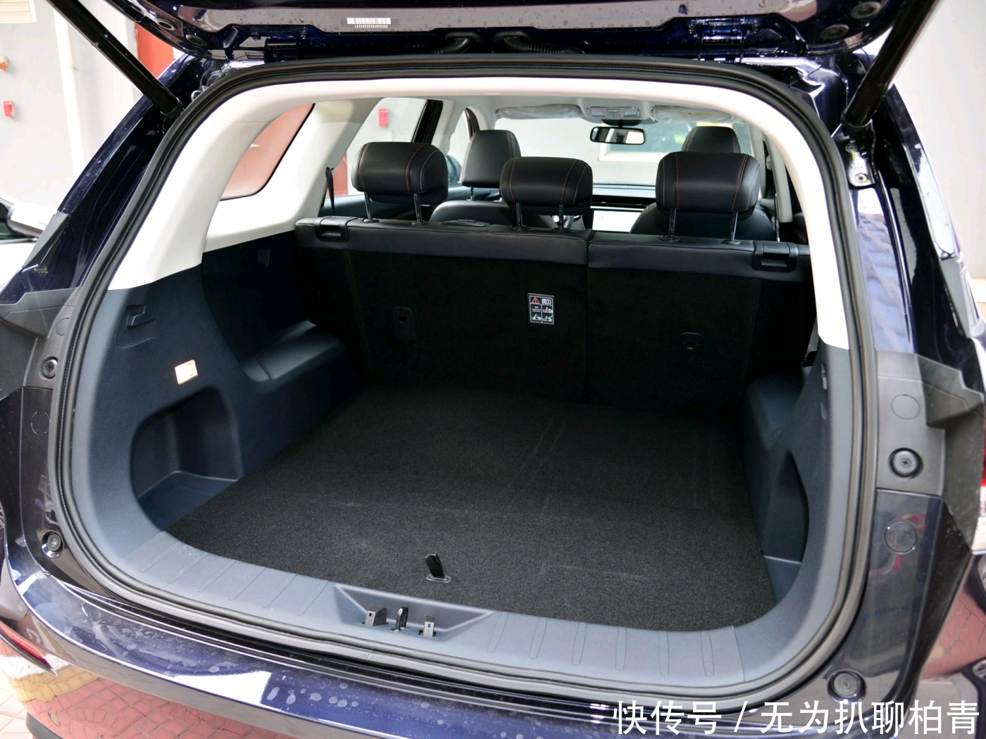 「充足」后排的乘坐舒适度不错,后备箱设计也很充足,长安欧尚X7