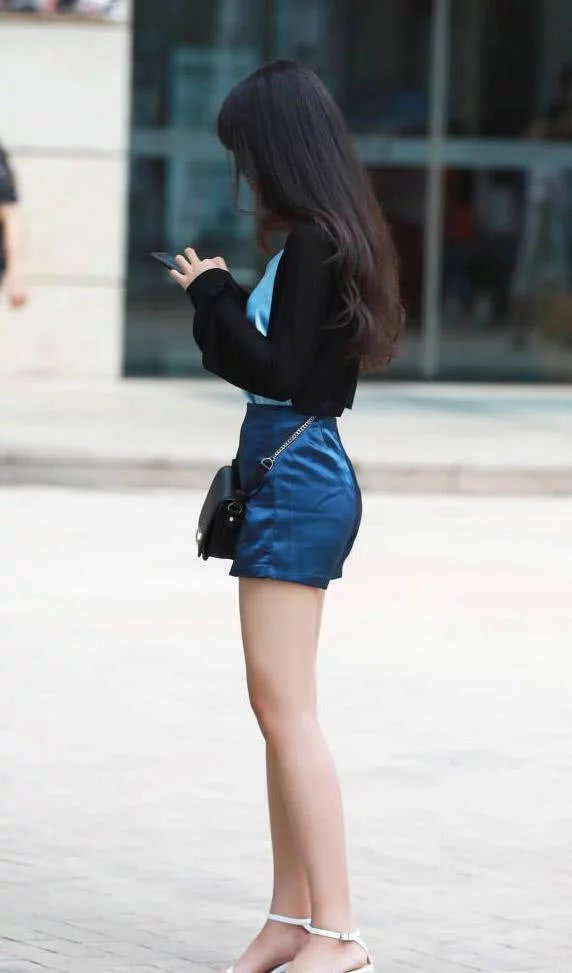 任性的小姐姐玩街拍，迈出一只脚就拍完了