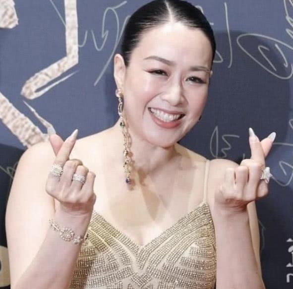 「 形象」身材臃肿赘肉明显，“有喜”还是发福了？，钟丽缇女神形象崩塌