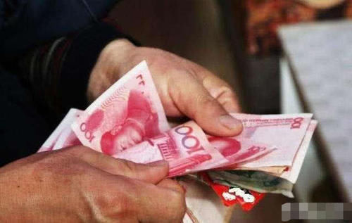  明年■明年养老金涨的比例是多少？什么时候能领到涨的养金呢？