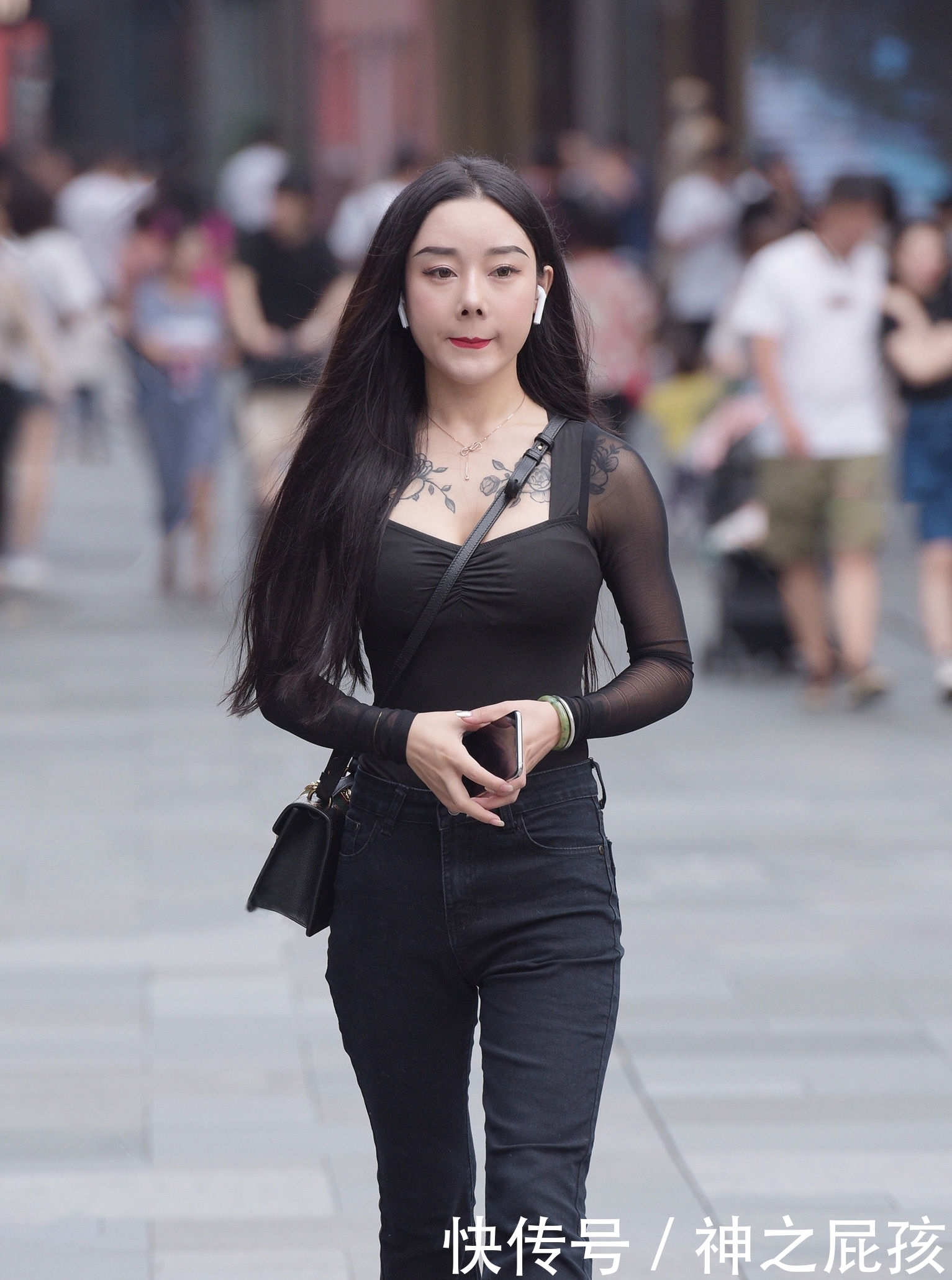  「美女」街拍:美女一身黑色性感穿搭,妆感精致曲线美,轻熟气息挡不住!