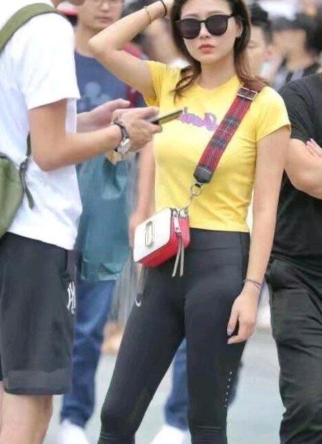 穿打底裤增添青春魅力，充满性感优雅气质!