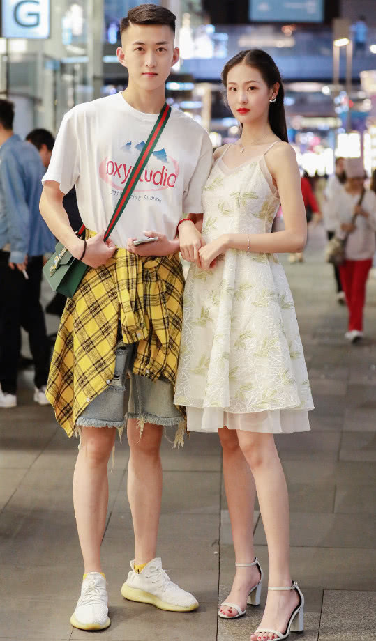 『 男友』右边适合见男友”,佩服!,小姐姐穿得真潮:“左边适合见闺蜜