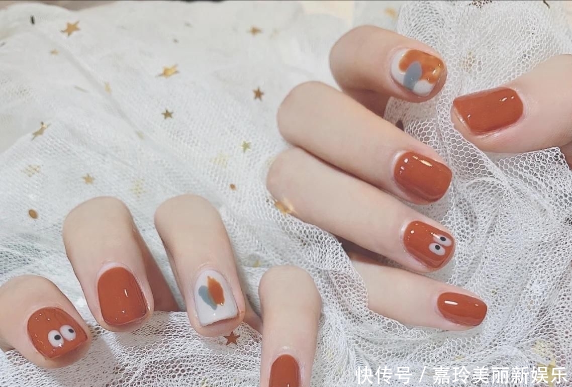  感觉@2020早春仙女美甲攻略，涂鸦美甲可爱，草莓美甲温柔有治愈力