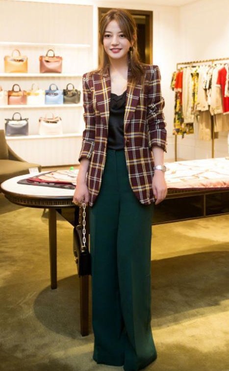 看了赵薇的西装，再看看宋祖儿，才知道霸气与小清新的差距有多大