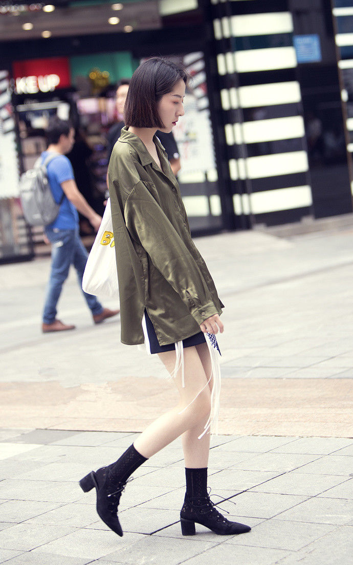 重庆街拍，清凉优美的时尚穿搭，妩媚的美不胜收