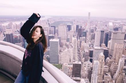 张靓颖太疯狂了! 腰上还要继衬衫, 都怪短裤太短!