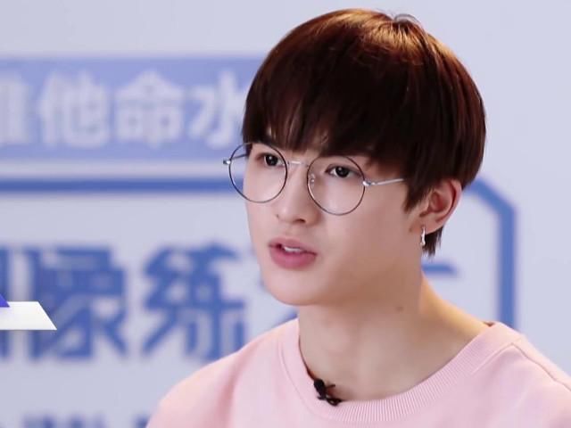 本以为蔡徐坤卸了妆认不出，直到看到卸了妆的朱正廷！