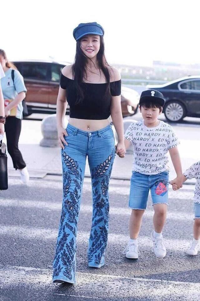 冉莹颖越发火辣!短T配镂空牛仔秀性感小蛮腰，闪亮脐环很吸晴!