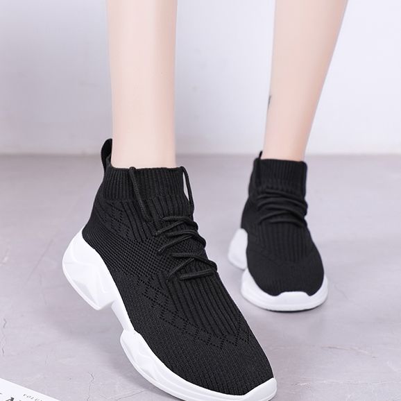 初秋正流行的“袜子鞋”，搭配牛仔裤，比高跟鞋还优雅，谁穿谁美