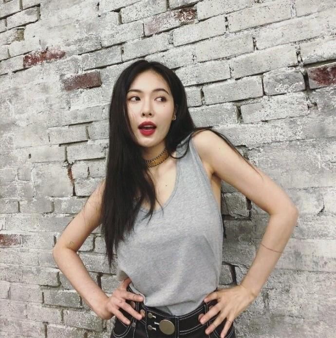 泫雅最新晒照嘟唇撩人 紧身热裤大秀长腿翘臀