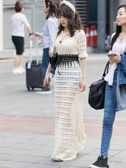 街拍：透视装尽显性感身姿，火爆身材藏都藏不住！