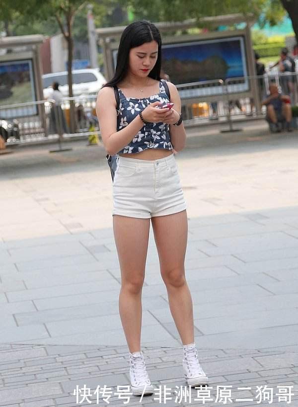 街拍车展上面的热裤美女, 身材与气质俱佳