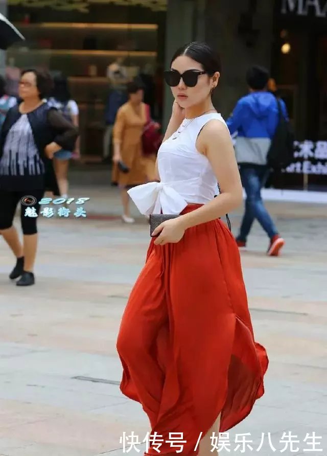 白色T恤配上红色开叉阔腿裤,小姐姐在街头展现优雅的女人味