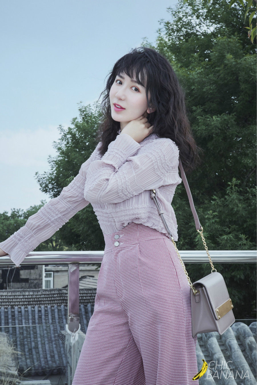 娄艺潇独家高清街拍大片海量出炉，眼神勾人