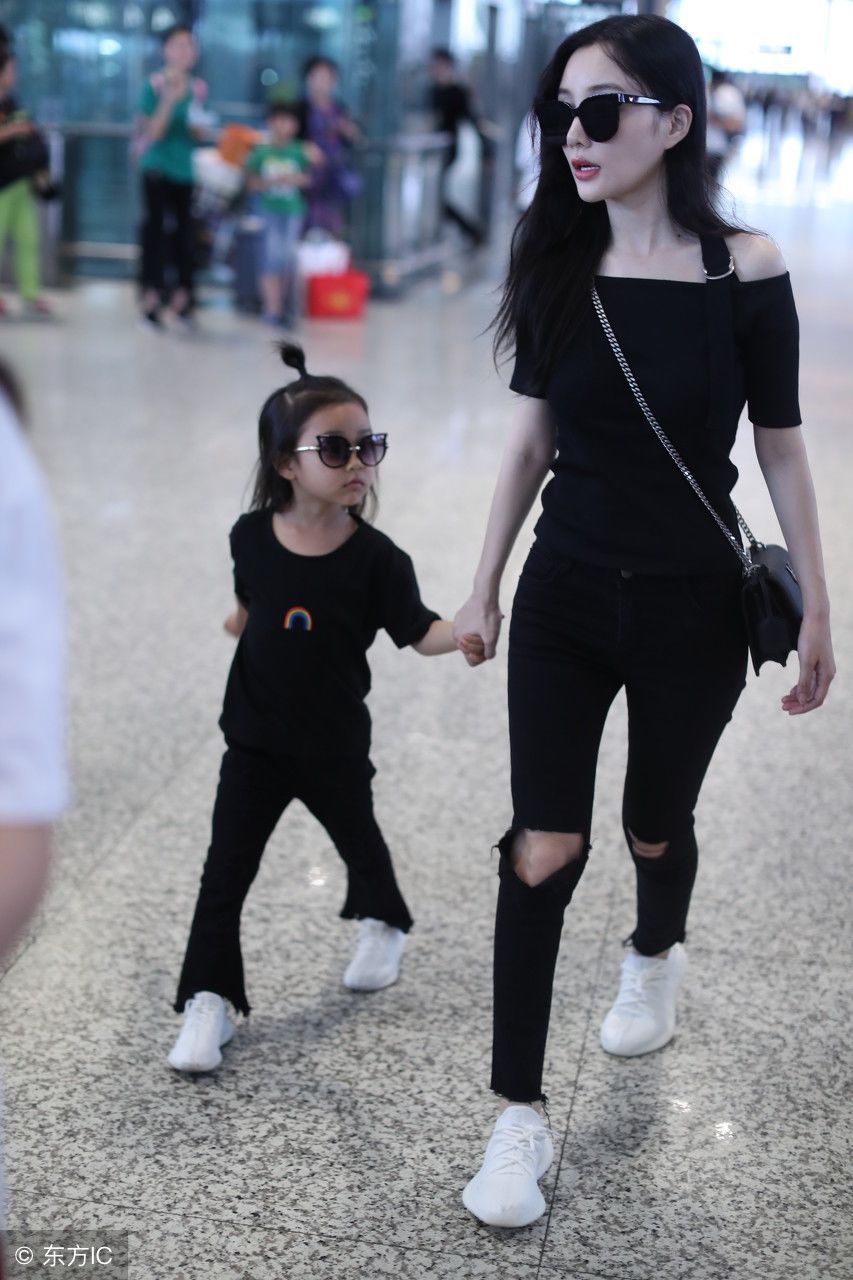 李小璐黑色眼镜破洞牛仔裤带甜馨，秒显时尚!网友:还是那么美!