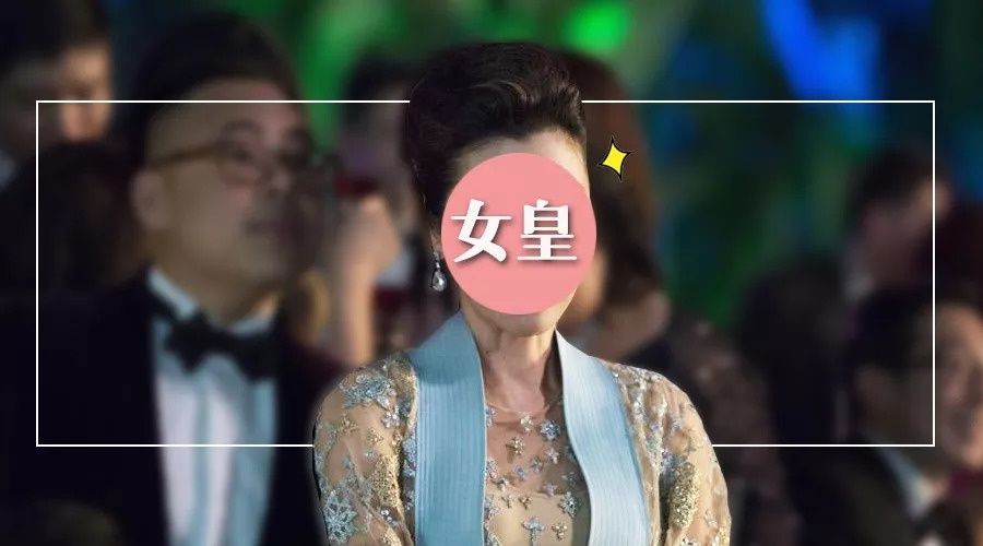 娜扎预测黄铜包边帆布鞋将成爆款,Tory Burch把浪漫融入运动风!