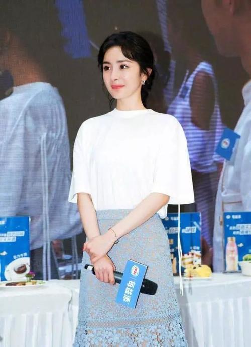 白T明星风格各不同,关晓彤少女,杨幂优雅,热巴、表姐很帅气