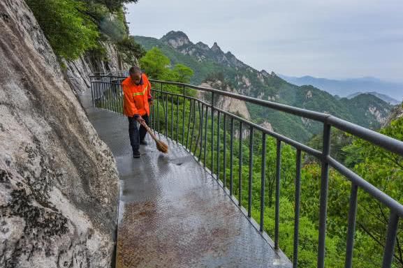 河南尧山的环卫工，在悬崖栈道上工作，每天风雨无阻月入1500