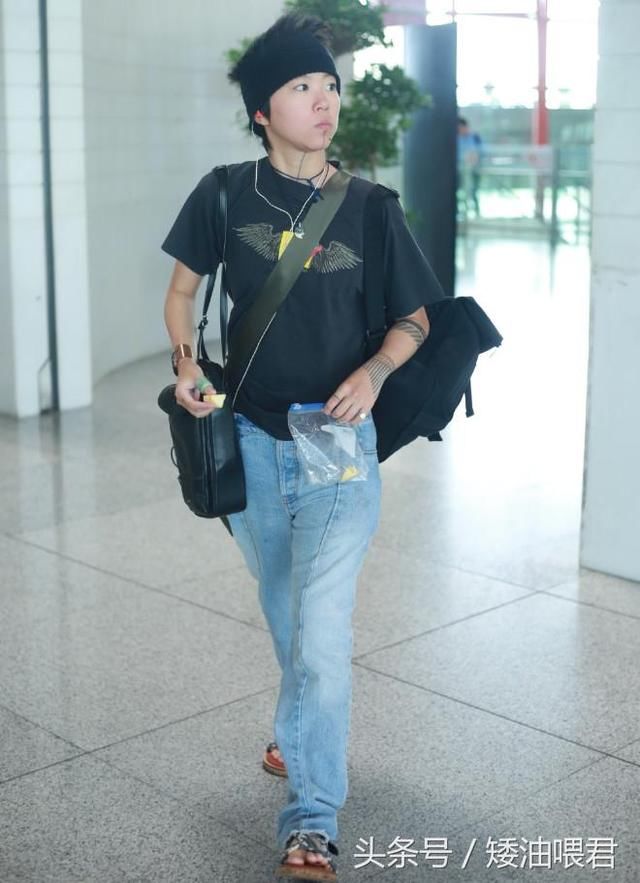 窦靖童不仅绑茶缸，“邮差包”平底大头鞋，一秒土回80年代！