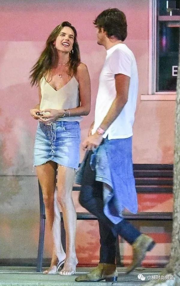 挥别旧恋情！超模AA最新街拍情侣装甜笑拥吻CEO新男友！