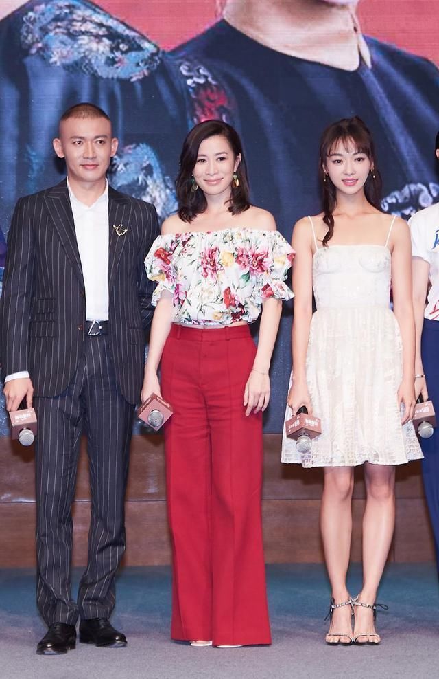 安以轩锁骨和脖颈线条被白裙勾勒得很迷人，佘诗曼更是大气时髦