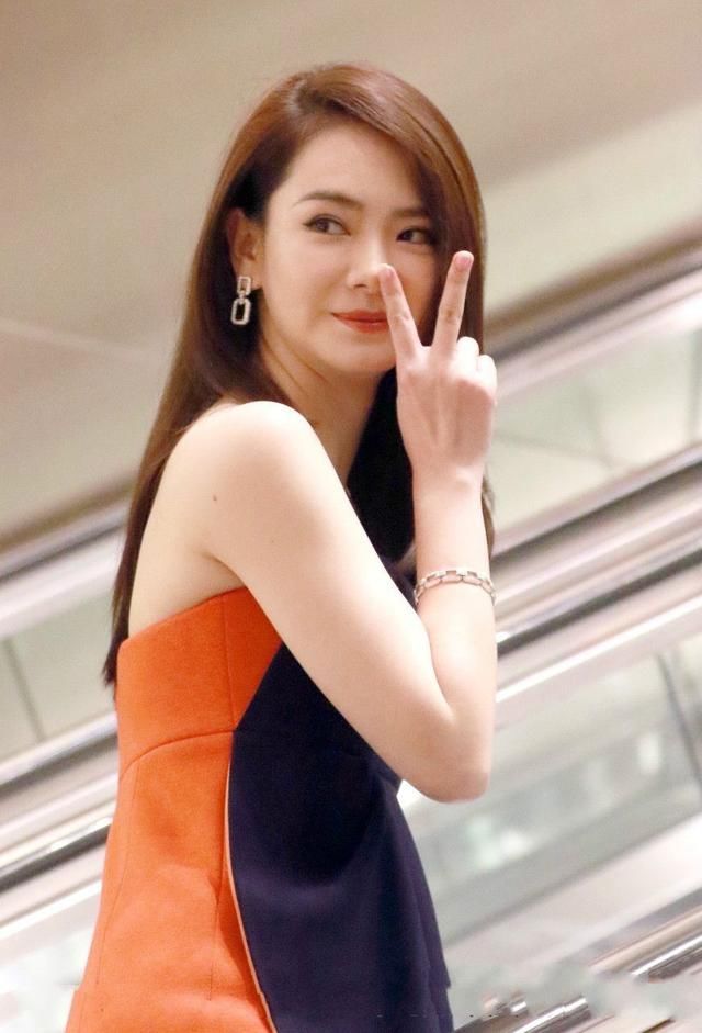 戚薇把腿穿这么细,真的不容易,毕竟年龄不小了!