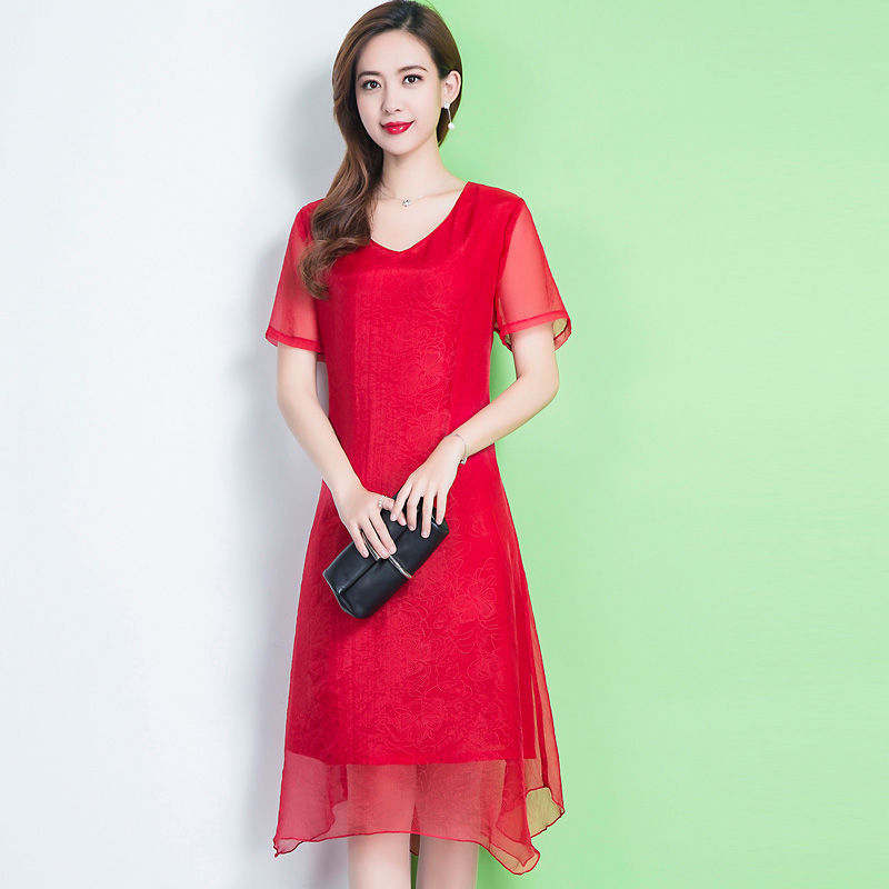 女人一旦过53，不缺钱的，中高级裙+小高跟，美得让人措手不及