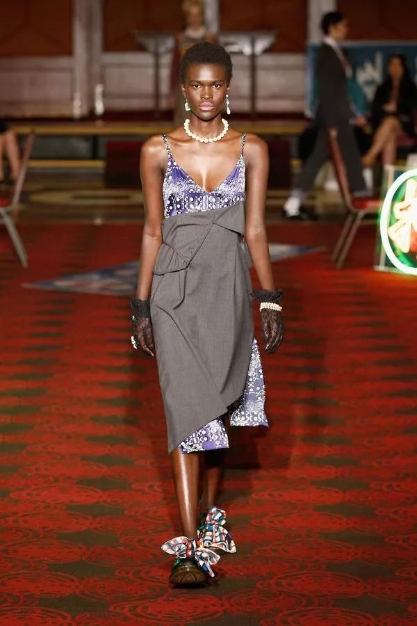 在唐人街的中餐馆打麻将，中式旗袍和解构西装完美结合，打造最中