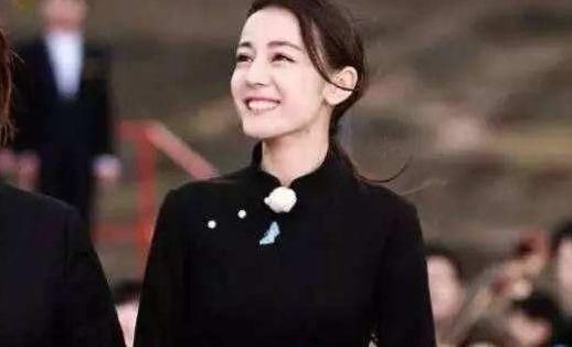 穿旗袍的女星：杨颖显高级，热巴变成熟，而她最让人一言难尽！