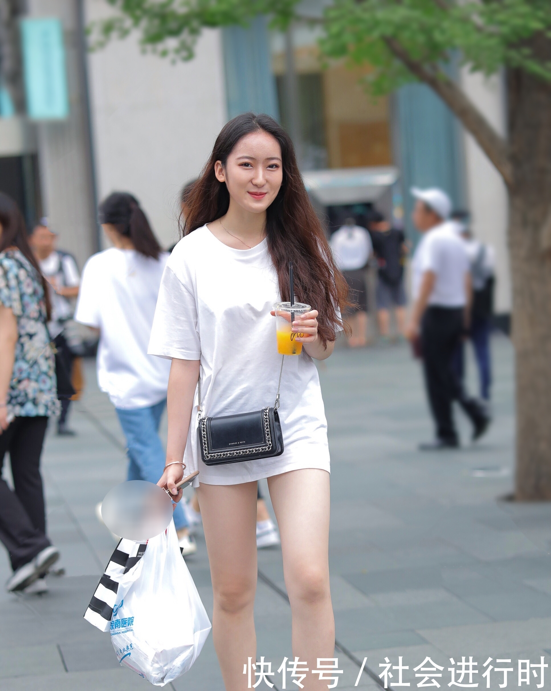  「宽松」不用复杂的穿搭，一件宽松T恤就够美了