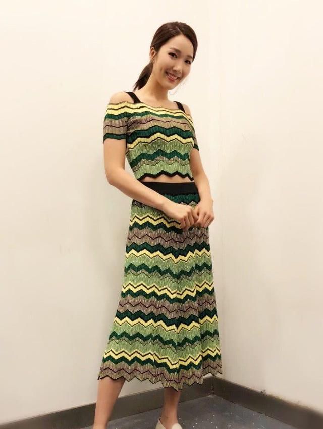 李亚男太敢穿了，领口又深又宽，王祖蓝看了坐不住！