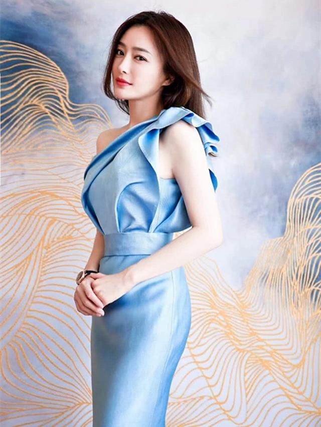 秦岚再穿鱼尾裙，细腰美臀展风情，女神们都爱不释手！