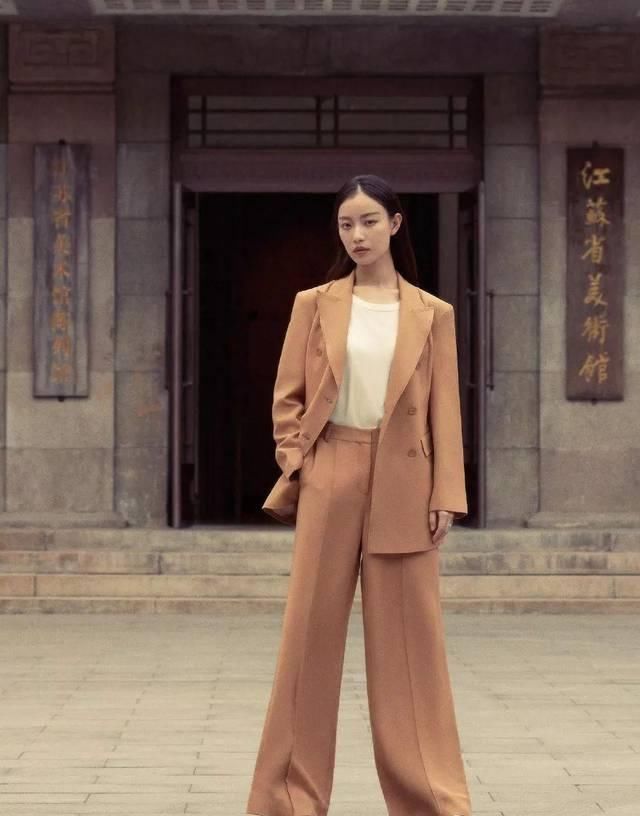 【大越】春天穿“大”不穿“小”,这5件衣服越大越时髦!