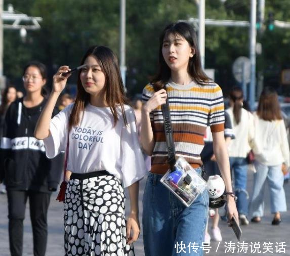  【位选择】街拍美女小姐姐搭配修身迷人的紧身裙，衬托出性感的线条！