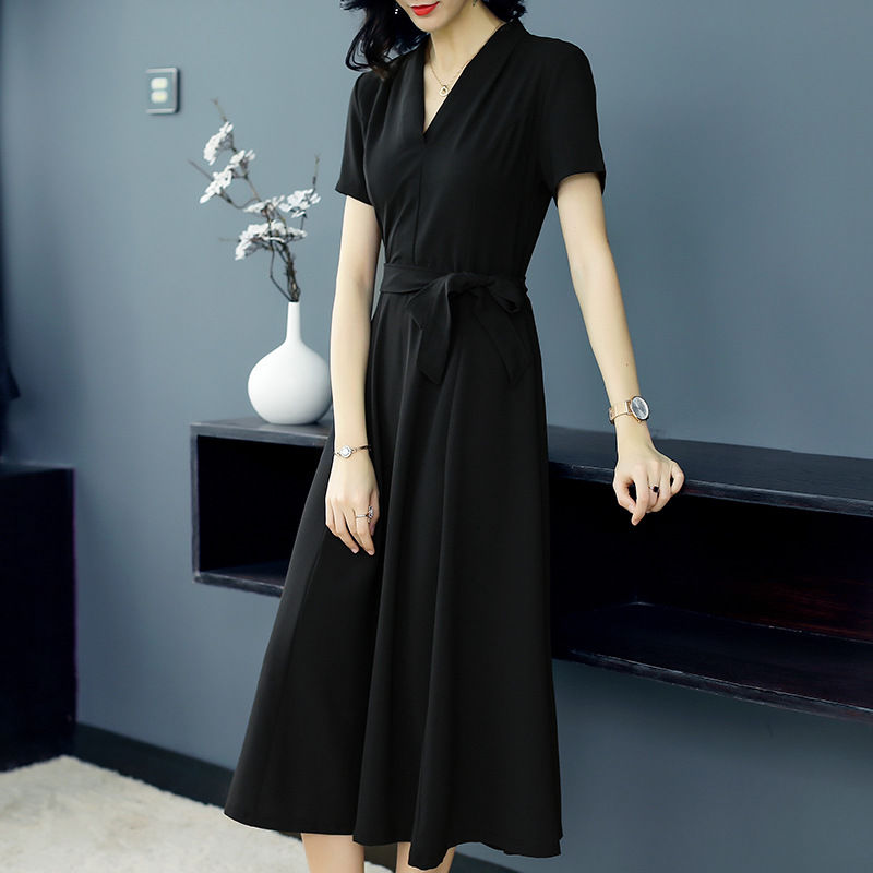 新出一种欧货裙:叫“蛇腰裙”，显瘦显嫩，美的70后挪不开眼