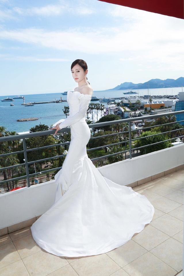 张馨予性感，秦岚优雅，同穿白色紧身连衣裙，侧面臀部差距太尴尬