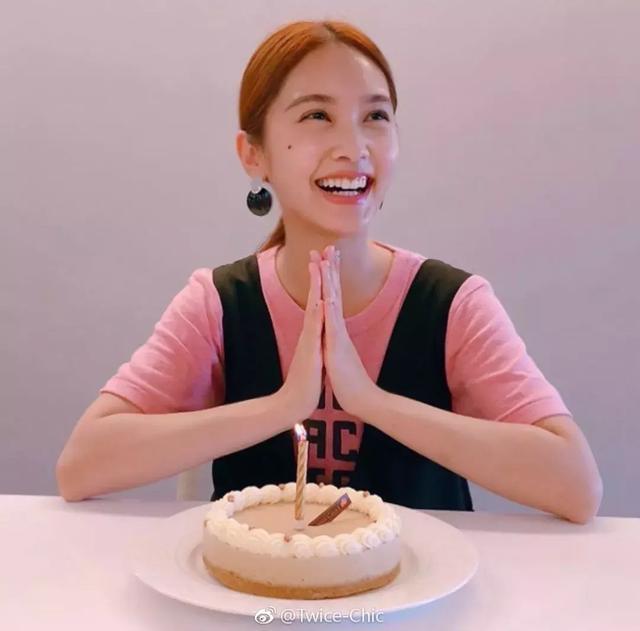 “改头换面”穿出慵懒风，孟美岐吴宣仪的活力少女Tee，了解一下