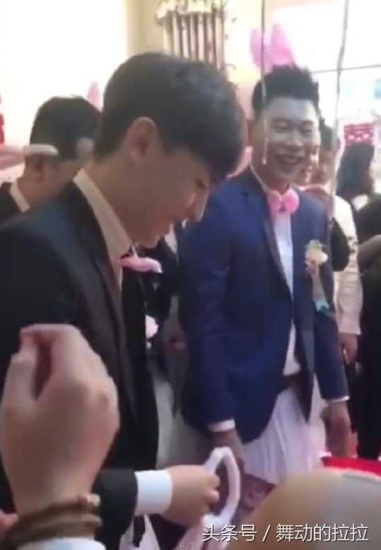 邓伦参加朋友婚礼，穿粉色裙子当伴郎，网友说，组团抢伴郎