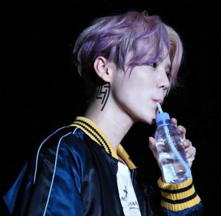 涂了口红后喝水的样子 蔡徐坤帅气 郑恺搞笑 鹿晗最机智