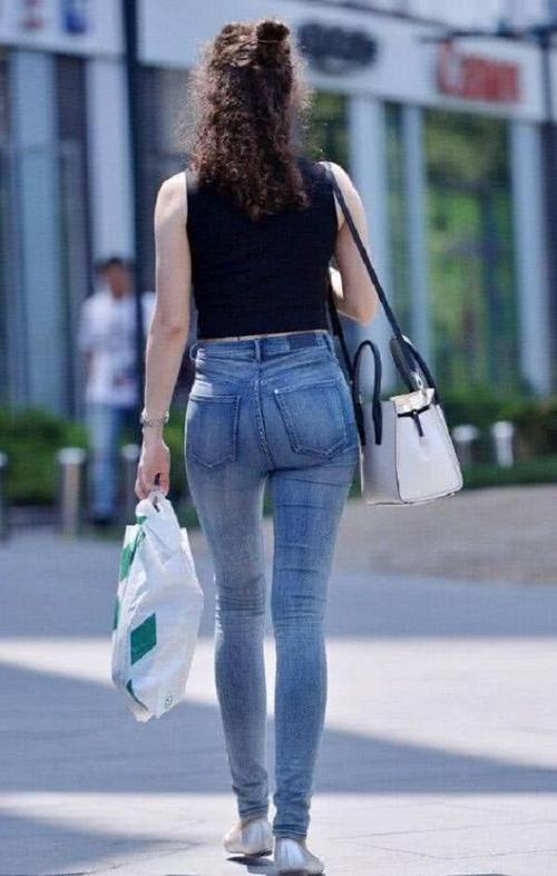牛仔裤勾勒的不仅仅是时尚,还有美女大长腿和优美臀型