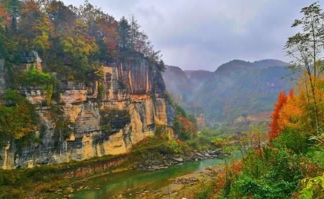 汉中的“陕西九寨沟”，一到深秋就红叶漫山，层林尽染，美不胜收