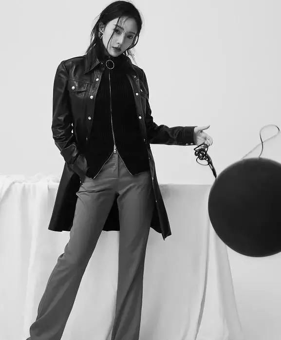 李小璐清凉打扮现身甜馨学校，大秀火辣身材，网友：真的敢穿