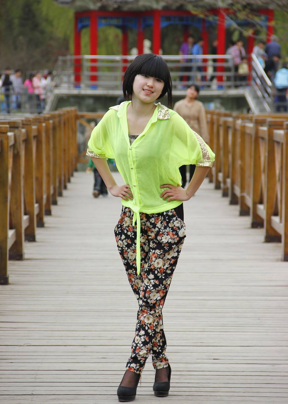 美女:花裤子容易穿成买菜大妈?不一定哦!一起看看时尚美女是咋穿的