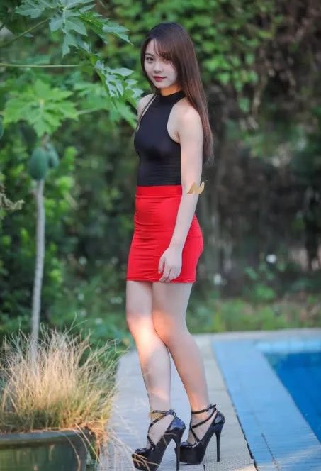 轻熟范小姐姐红色包臀裙秀身材，丰腴的臀线尽显成熟之美，摇摆的