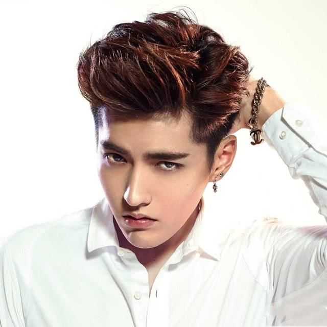 戴耳钉的男生真的好看吗？网友：帅不帅主要看颜值！